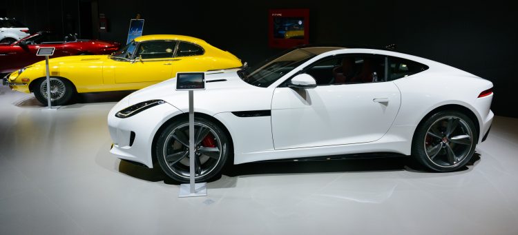 En vit F-type och en gul E-type