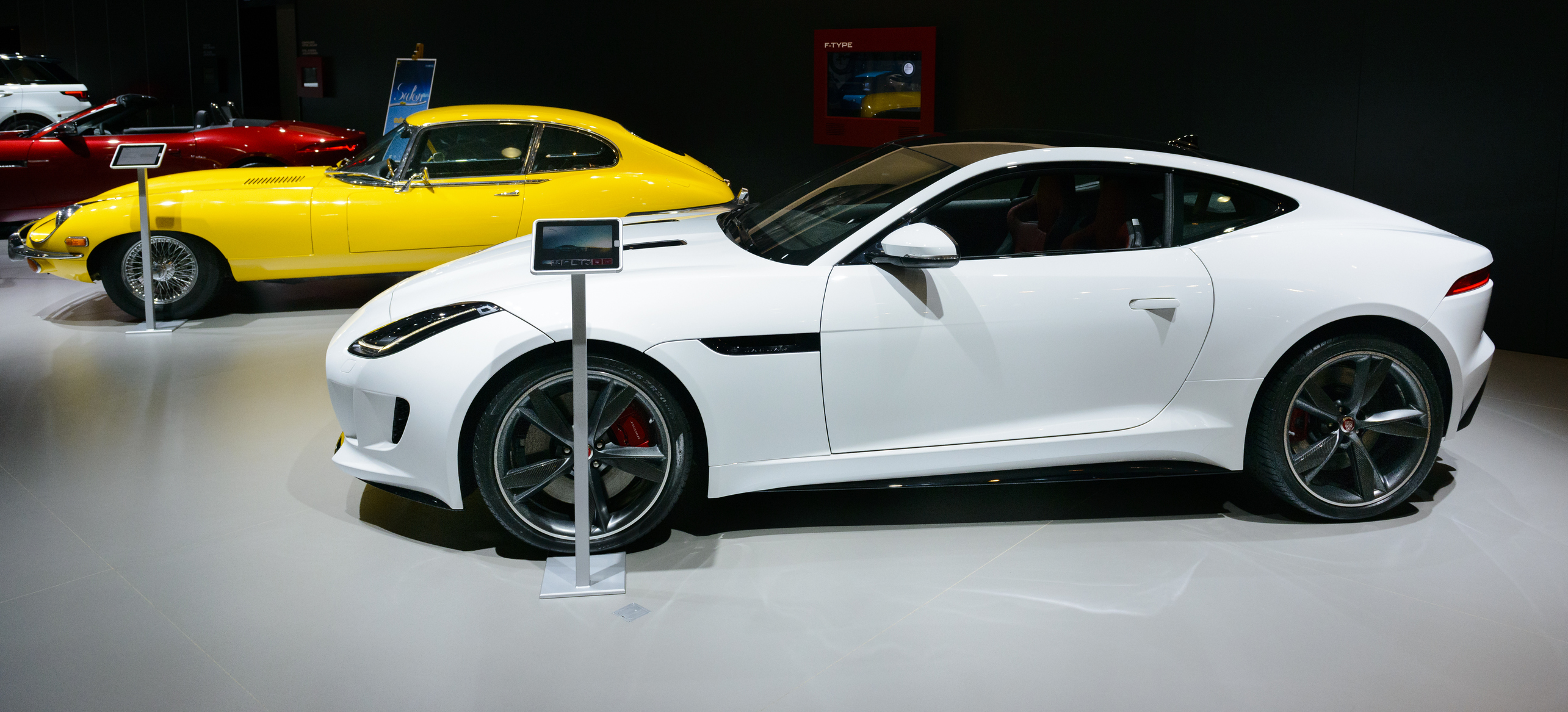 En vit F-type och en gul E-type
