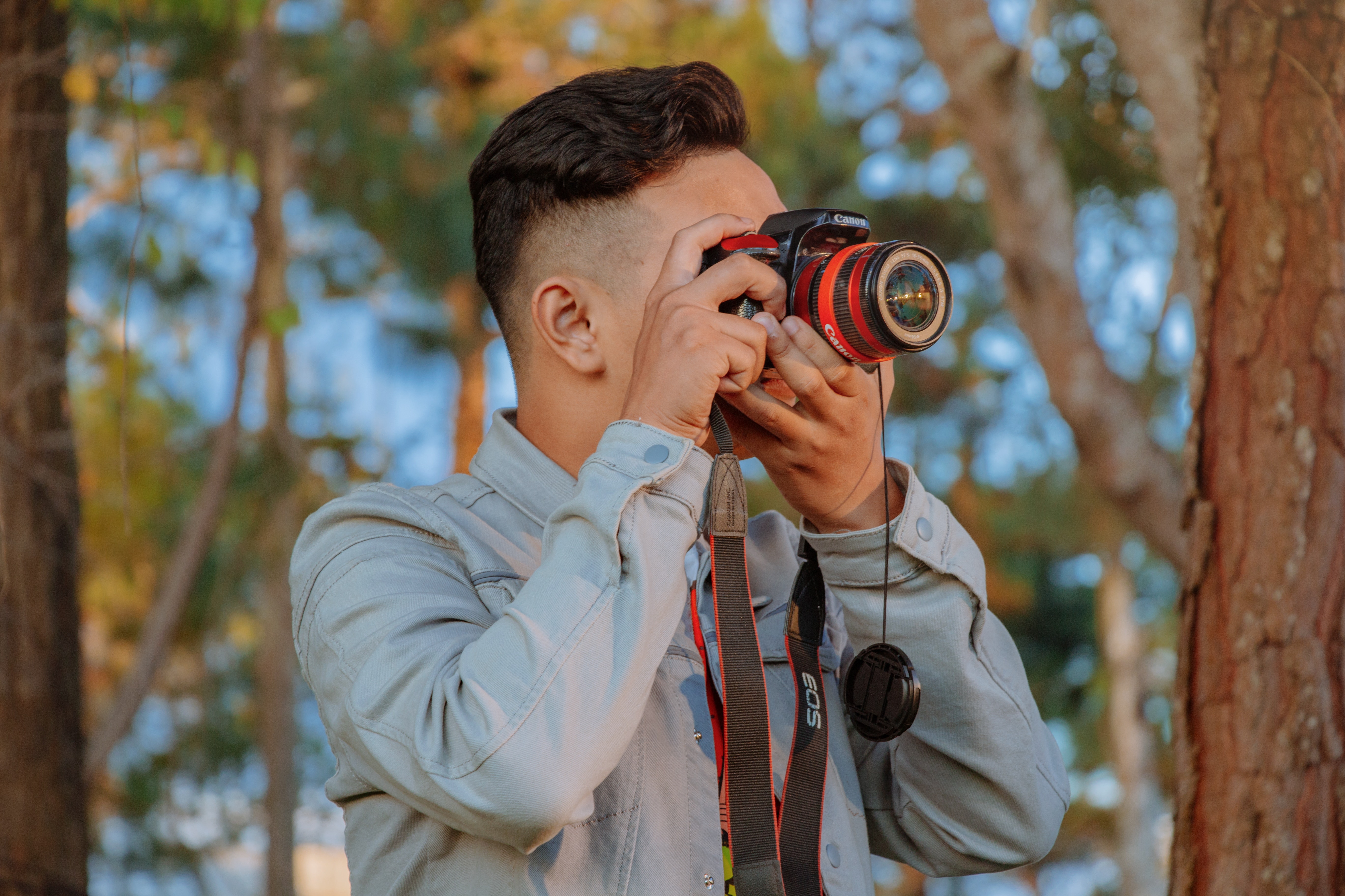 Man som fotograferar